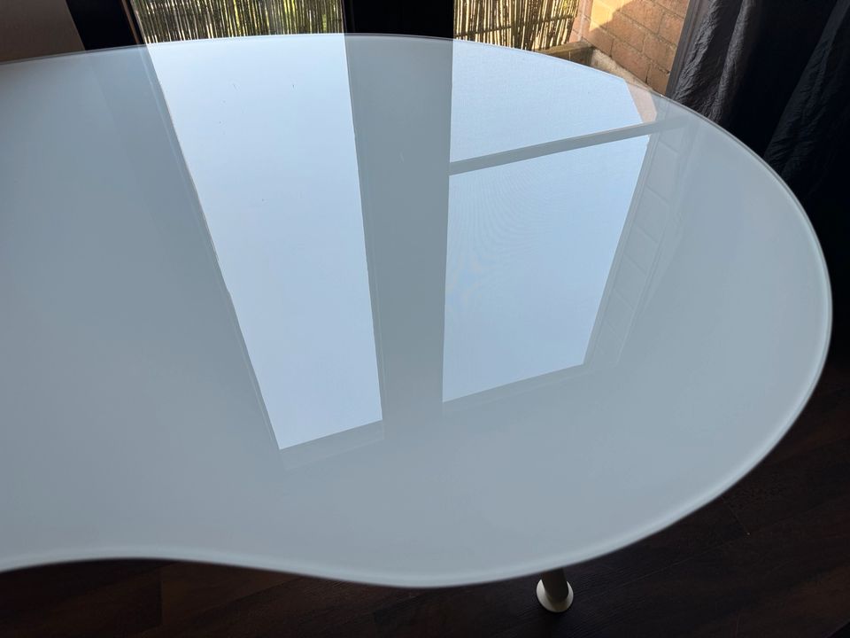 Schreibtisch Milchglas Galant Nierenform Ikea in Bergisch Gladbach
