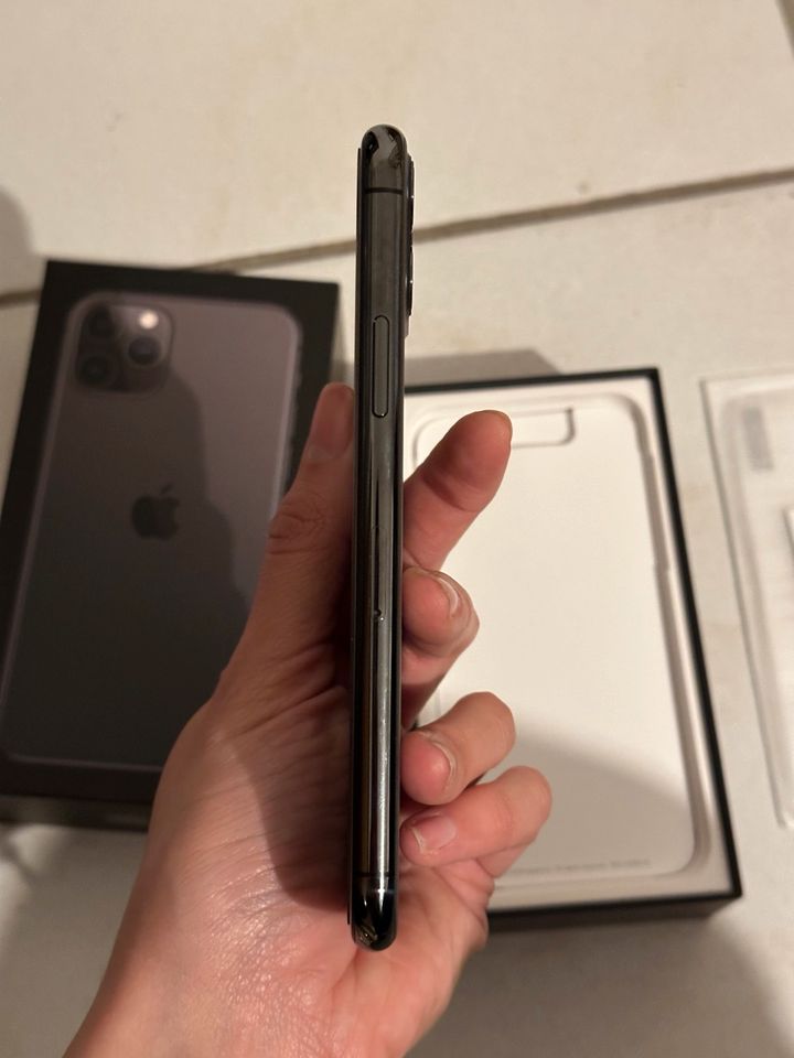 iPhone 11 Pro 256GB mit OVP, Panzerglas und 7 Hüllen in Höchberg