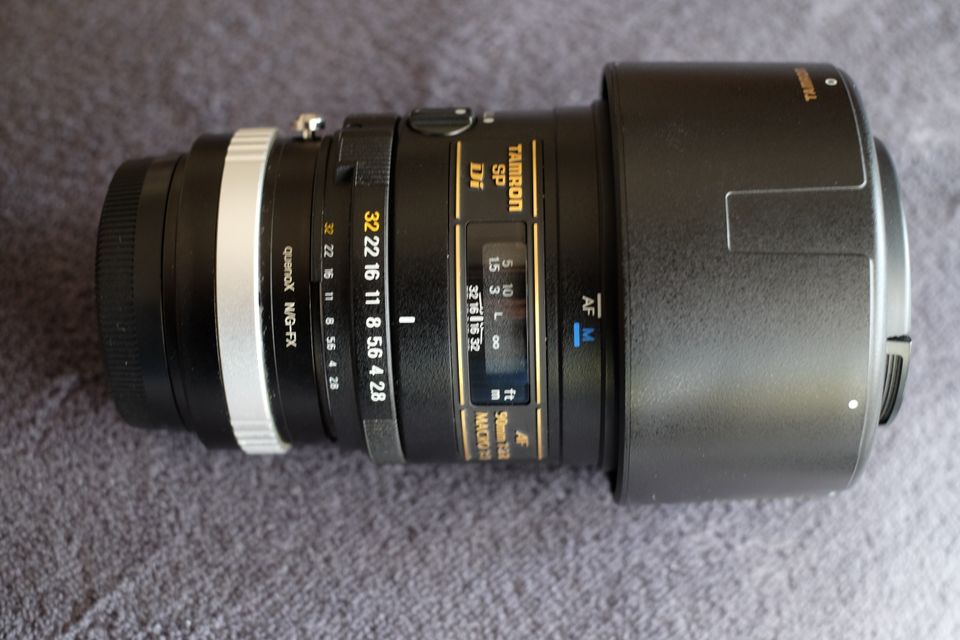 Tamron SP90mm Di Macro für Nikon mit Adapter für Fuji in Weiskirchen