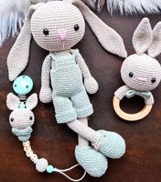 Häkelhase puppe amigurumi schnullerkette rassel greifling babyset Nordrhein-Westfalen - Meinerzhagen Vorschau