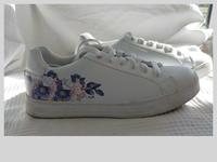 Damen Mädchen Sneaker Lederoptik weiß mit Blumenprint und silber- Bayern - Kolbermoor Vorschau