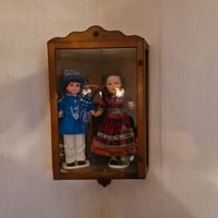 Puppen mit handgearbeiteter Tracht in Vitrine Hessen - Kirchhain Vorschau