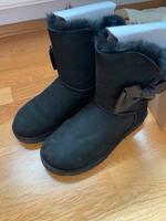 Ugg schwarz Neuwertig mit Schleife 38 Berlin - Lichterfelde Vorschau