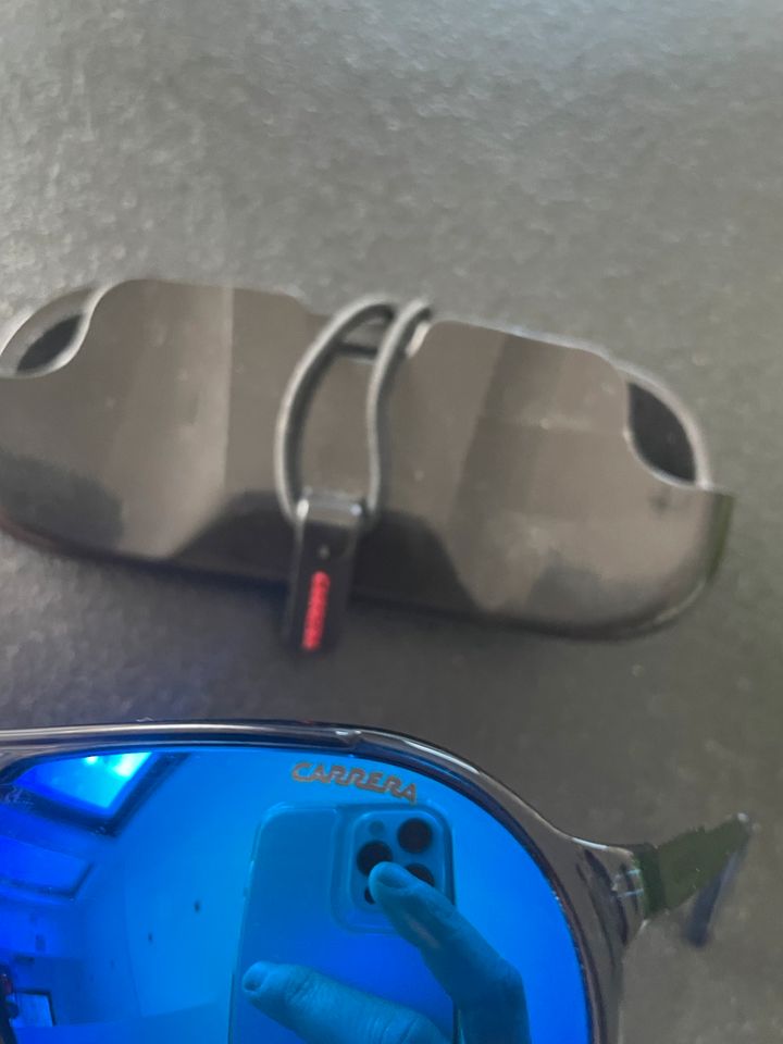 Sonnenbrille von Carrera mit Hülle in Aalen