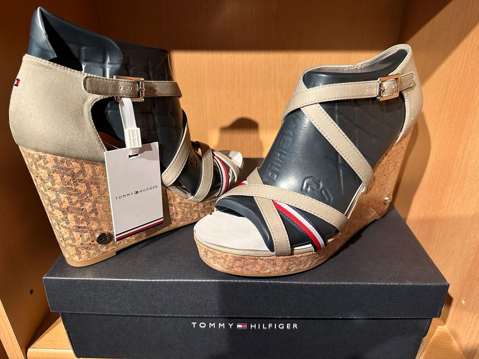 Tommy Hilfiger High Heels Keilabsatz Sandaletten 39 in Baden-Württemberg -  Gaggenau | eBay Kleinanzeigen ist jetzt Kleinanzeigen