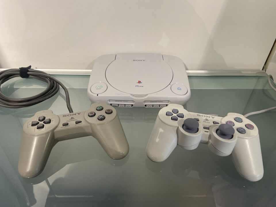 PlayStation 1 PS1 Konsole PS One 2x ORIGINAL Controller in Vohenstrauß