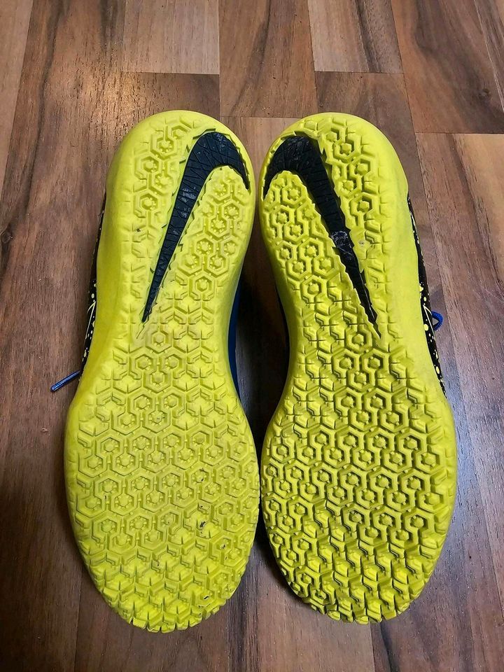 Fußball-Hallenschuhe von Nike, Größe 32 in Deizisau 