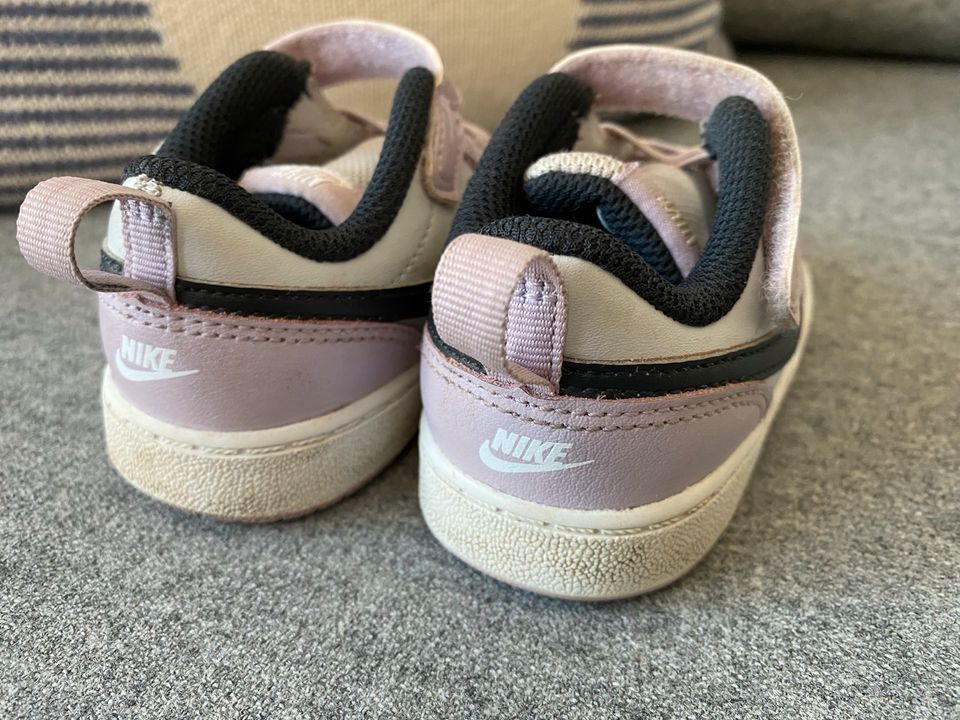 süße NIKE Kinder Sneaker Turnschuhe flieder pastell Gr. 23.5 in Hamburg