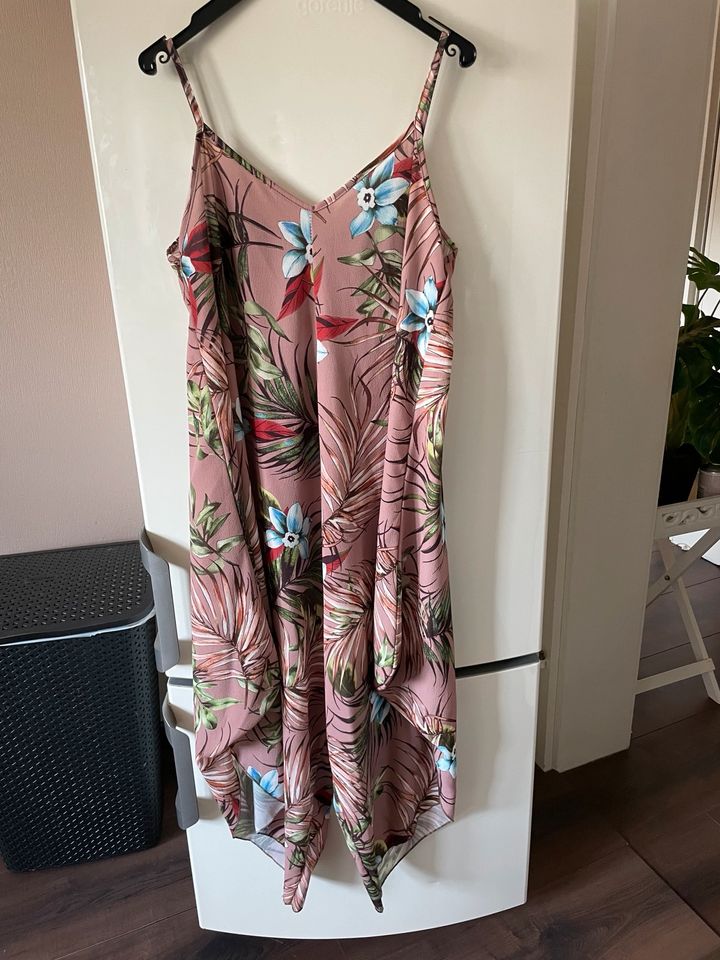 Jumpsuit in Rosé - Blumenmuster - elegant - Kleid Optik - S 36 in Osnabrück