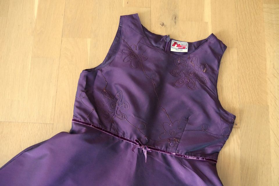 Mädchen Abendkleid Ballkleid Kleid von Hot+Spicy Gr. 134/140 lila in Dresden