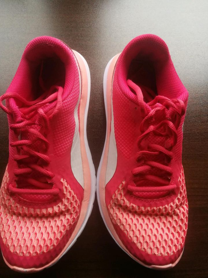 Puma Sportschuhe Gr. 38,5 Pink in Essen