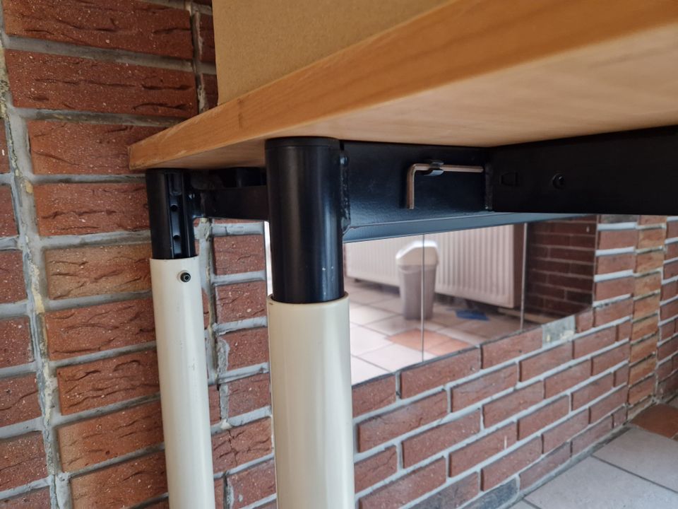 Bürotisch Schreibtisch höhenverstellbar im gutem Zustand in Gelsenkirchen