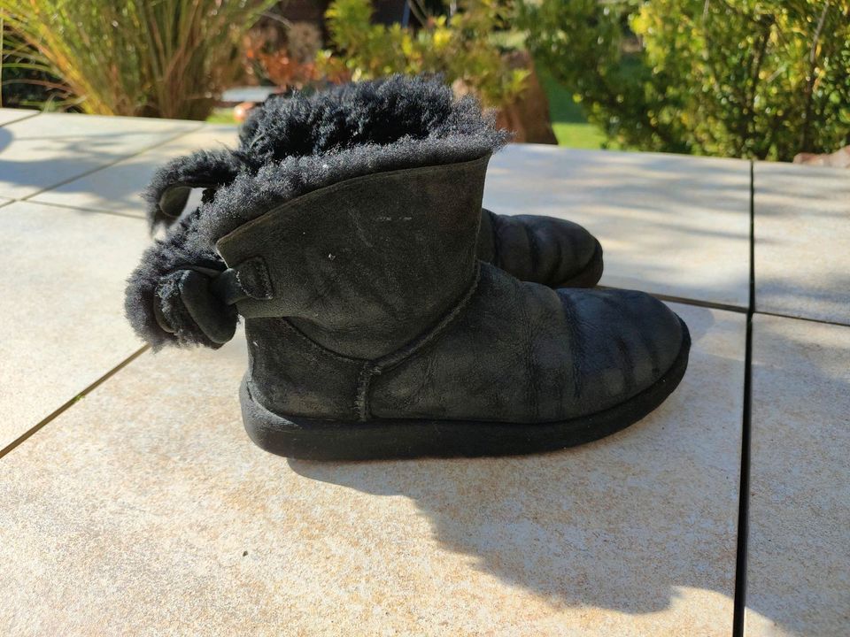 Original UGG Boots Gr 38 schwarz Schleife mini in Hessen - Eppertshausen |  eBay Kleinanzeigen ist jetzt Kleinanzeigen