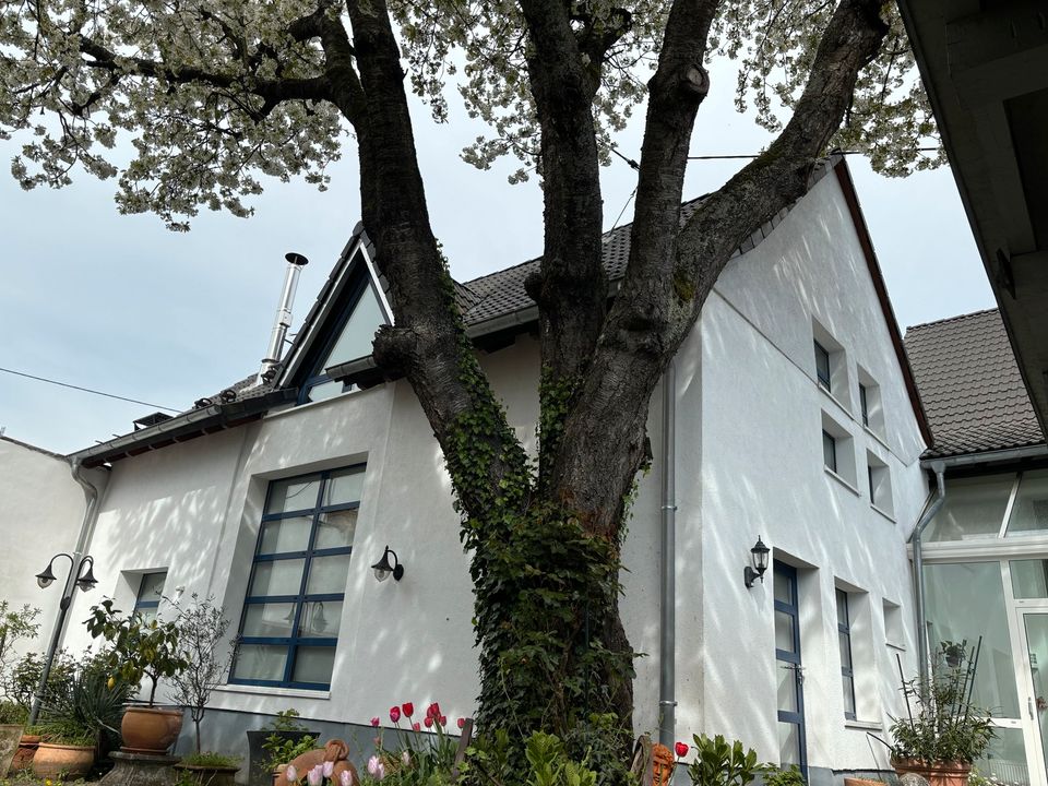 Einzigartiges Haus mit einem schönen Garten in Breckenheim in Wiesbaden