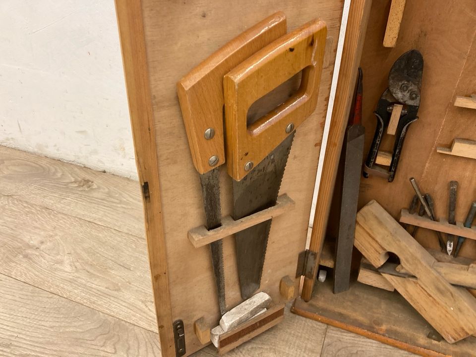 #A Werkzeugschrank mit Werkzeug Holz Hängeschrank Werkstatt DDR in Burgstädt