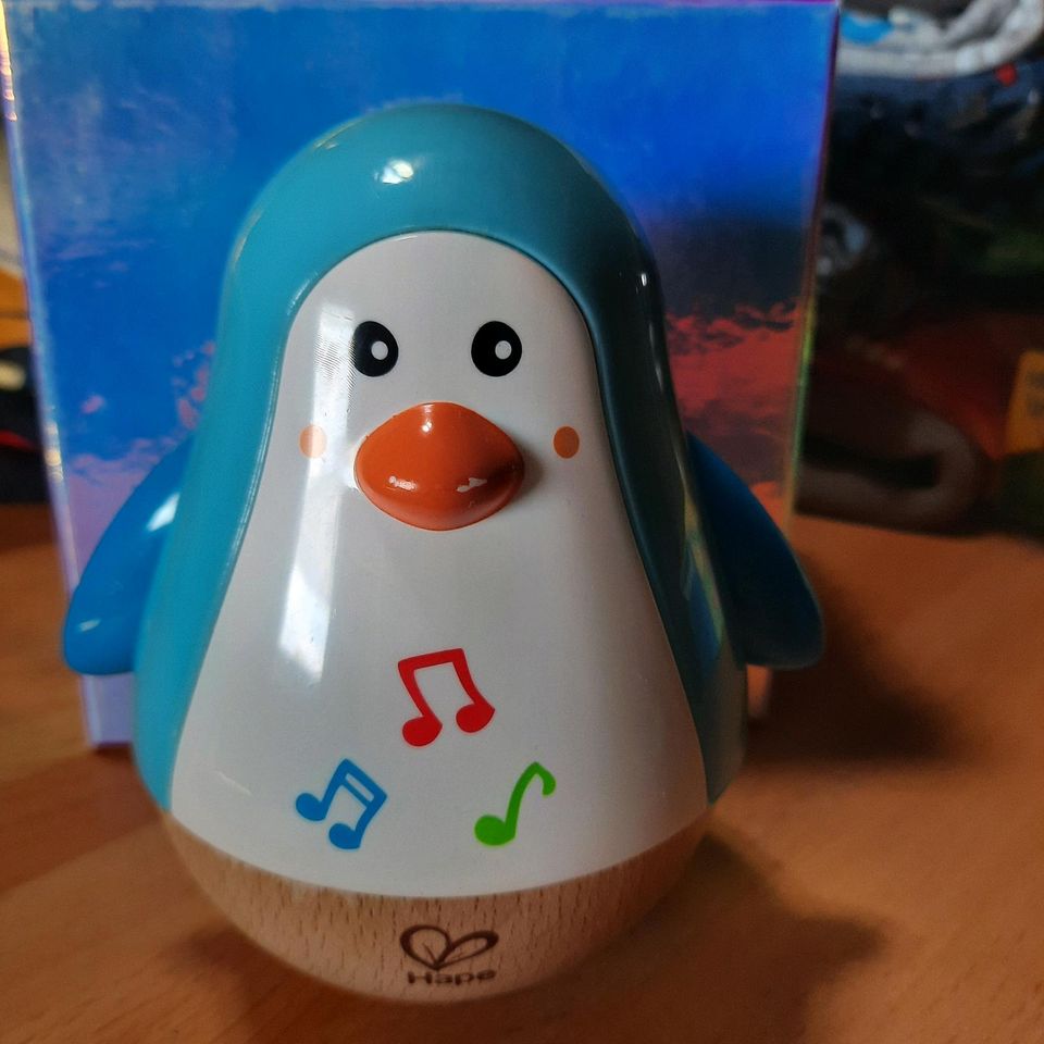 Hape Stehauf-Pinguin mit Klang in Wolfsburg