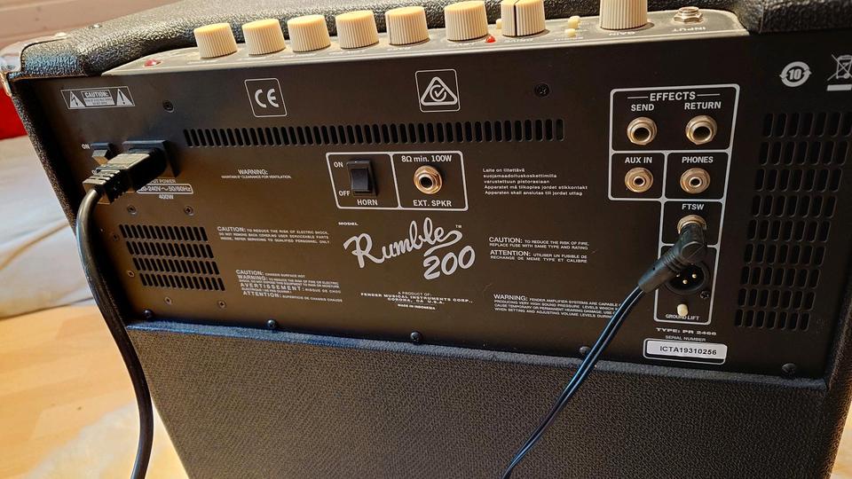 Fender Rumble 200 Bassverstärker Combo + Pedal (E-Bass) in Koblenz
