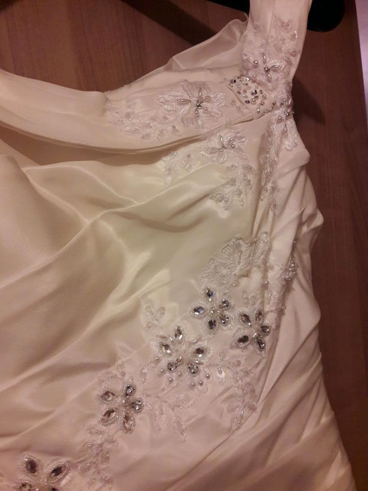 Brautkleid mit Schleier in Schaufling