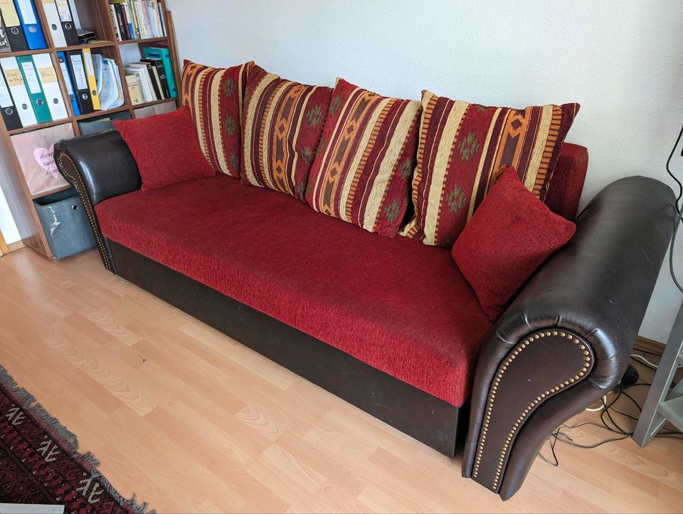 Couch ausziehbar rot in Gelnhausen