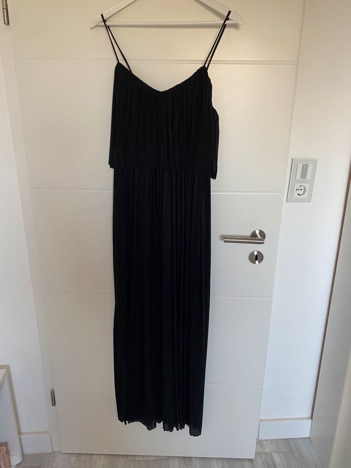 Mango maxikleid schwarz Plissee S in Köln