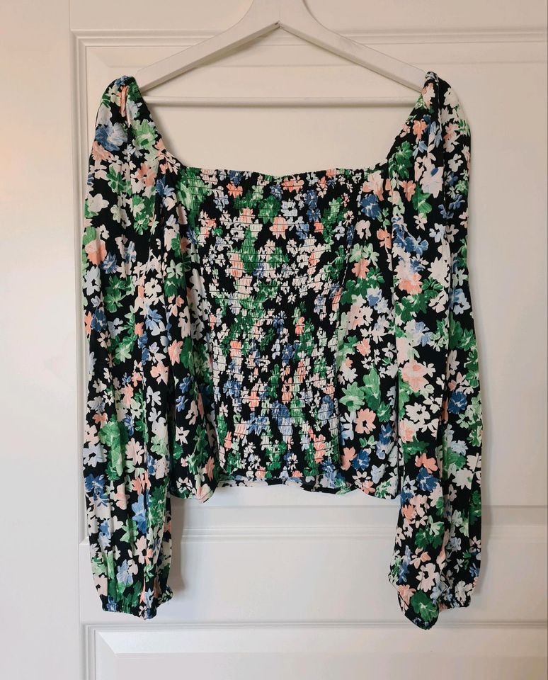 Bluse kurz Blumen schwarz blau weiß von H&M Gr. 44 in Bad Langensalza