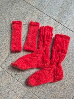 Handgemacht Socken und Stulpen Gr. 32 rot Zopfmuster Dresden - Cotta Vorschau