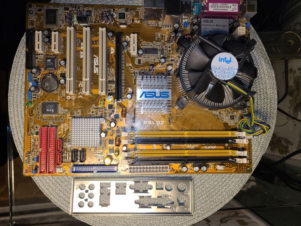 Mainboard ASUS P5LD2 AiLife i945P Intel Core 2 CPU 6400 2,13GHz in Bielefeld