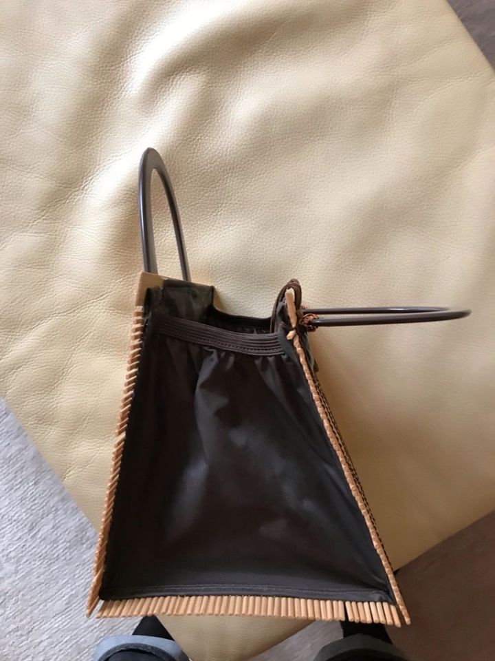 Handtasche aus Holzstäbchen in München