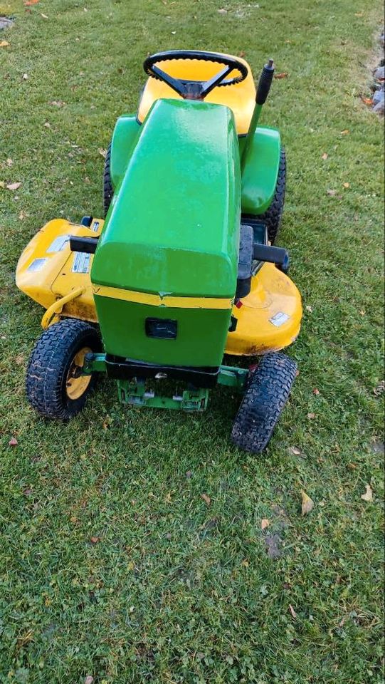 John Deere100 Aufsitzmäher+Schneeschild+Schneeketten in Aldingen