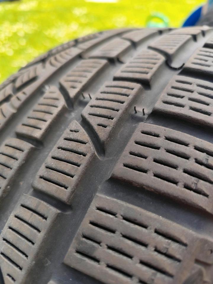 Pirelli und Nexen Winterreifen 4 Stück 235 45 R 18 5 und 7 mm in Sulzbach-Rosenberg