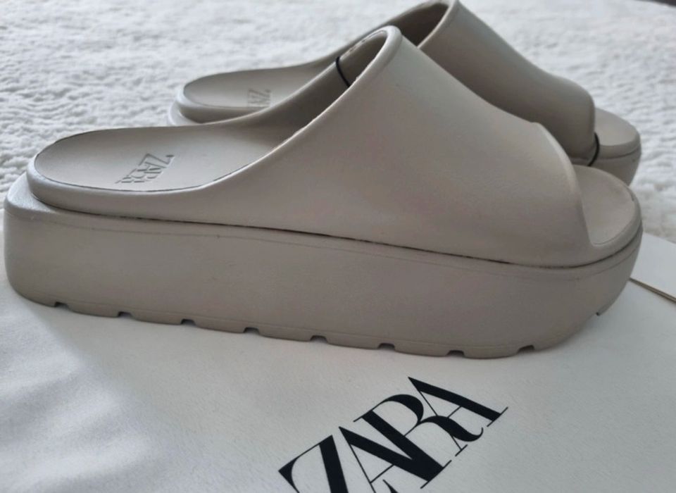 Zara Plateau Schlappen slipper Größe 38 in Bielefeld