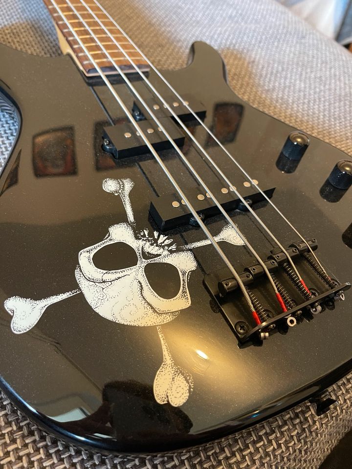 Fender Squire MB4 Skull Crossbones E-Bass / Bassgitarre in Kiel