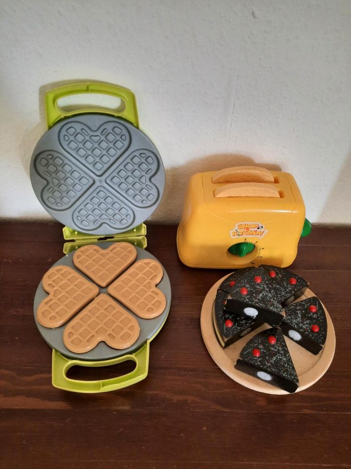 Waffeleisen, Torte aus Holz, Toaster, Kinderküche in Netphen