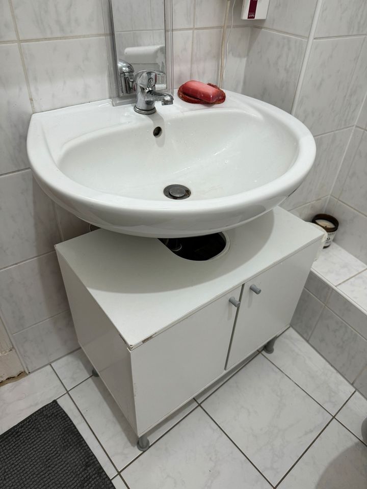 Suche Handwerker für Tausch von Waschbecken, WC und co. in Berlin
