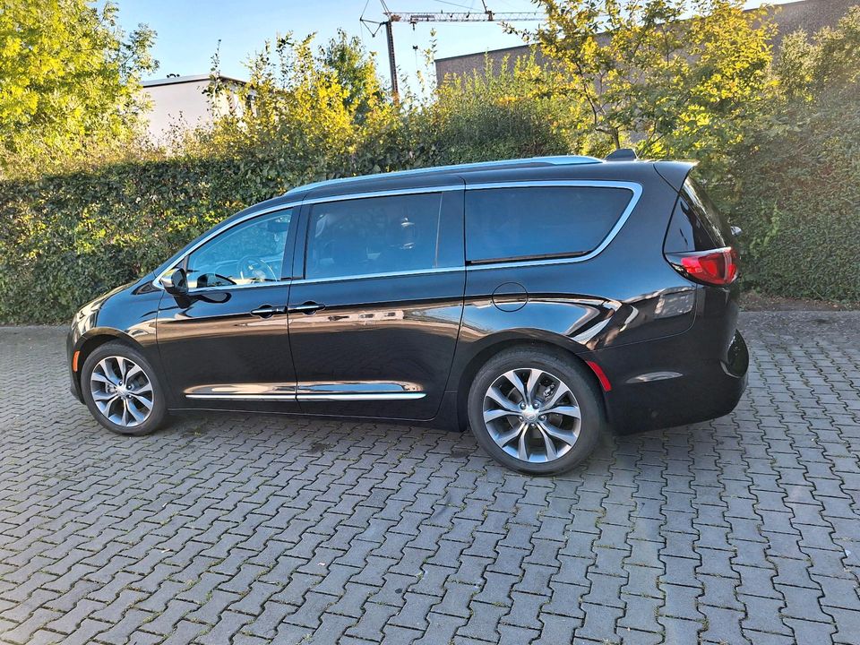 Chrysler pacifica in Aachen