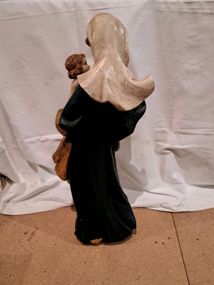 Handgeschnitzte Madonna mit Gotteskind in St. Wendel