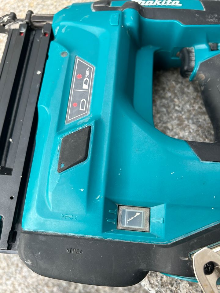 Makita Elektronagler mit zubehör in Hadamar