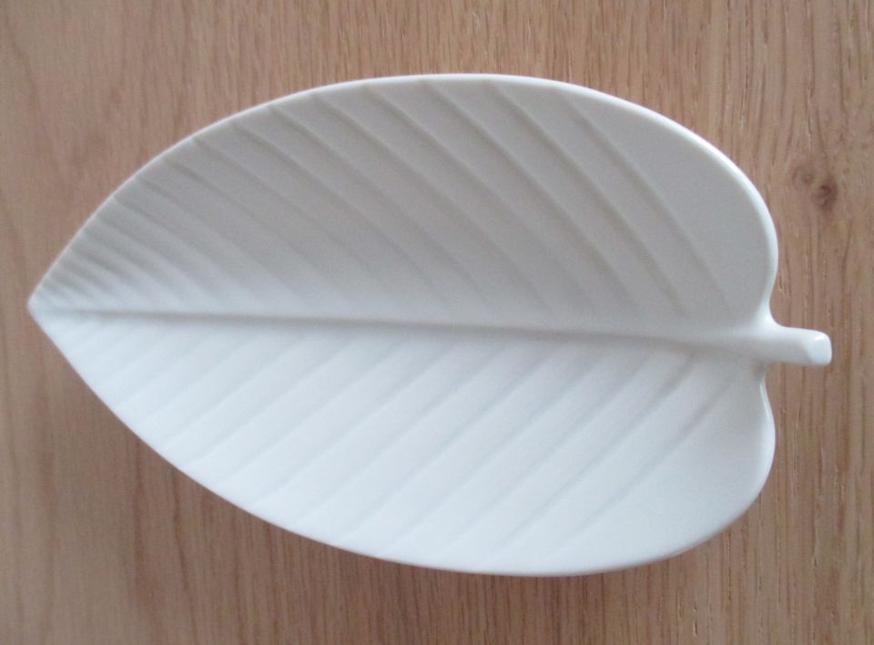 Edelstein Porzellan filigrane Blatt-Schale 16 cm 60er Jahre in Lemgo