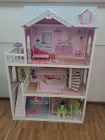 Puppenhaus aus Holz, mit Möbeln und auch für Barbie geeignet München - Moosach Vorschau
