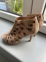 Schöne hohe Sandalen beige Leder Gr. 41 5th AVENUE Hessen - Oberursel (Taunus) Vorschau