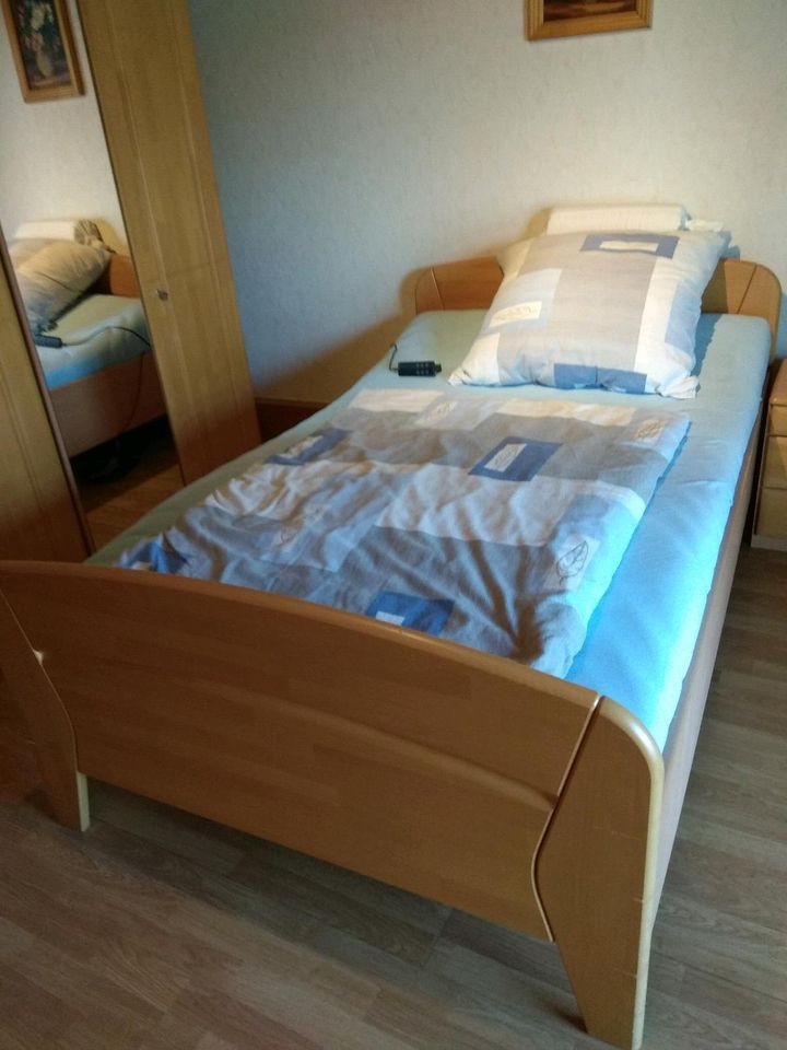 Kleiderschrank Bett 120 x 200 elektrischer Lallenrost Nachttisch in Elsoff (Westerwald)