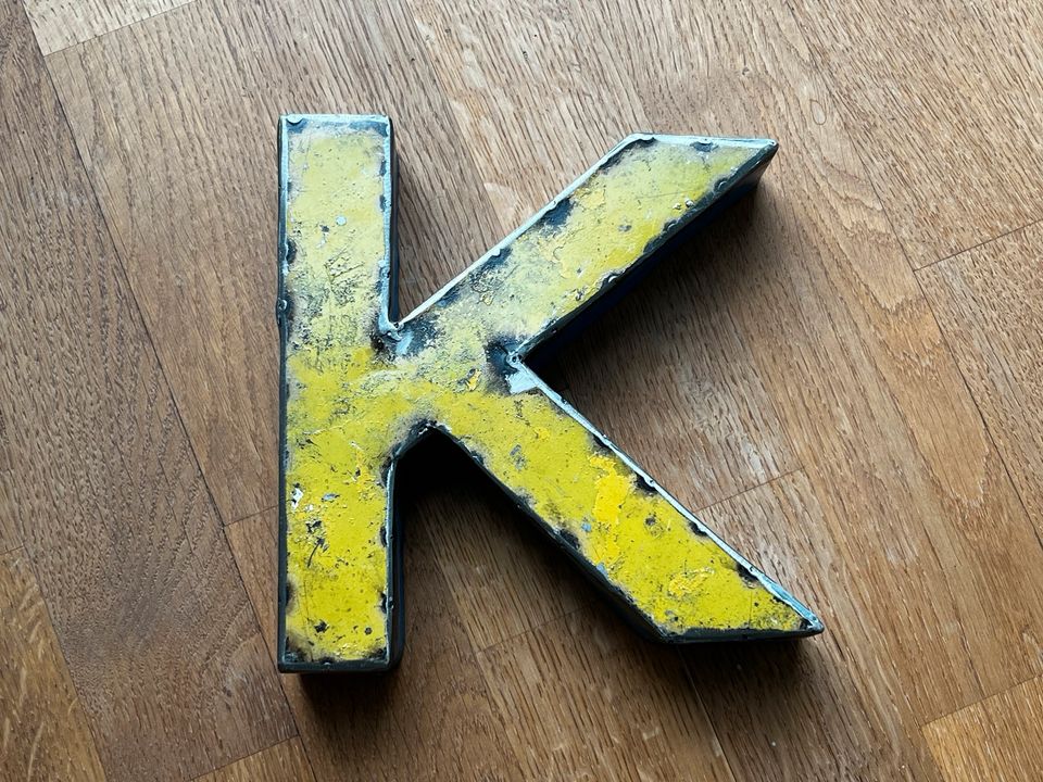 Vintage Metallbuchstabe „K“ im industrial Look gelb / blau in Serrig