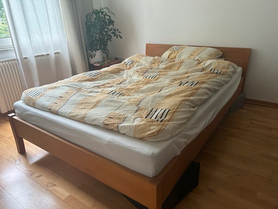 Bett aus Massivholz inklusive Lattenrost in Köln