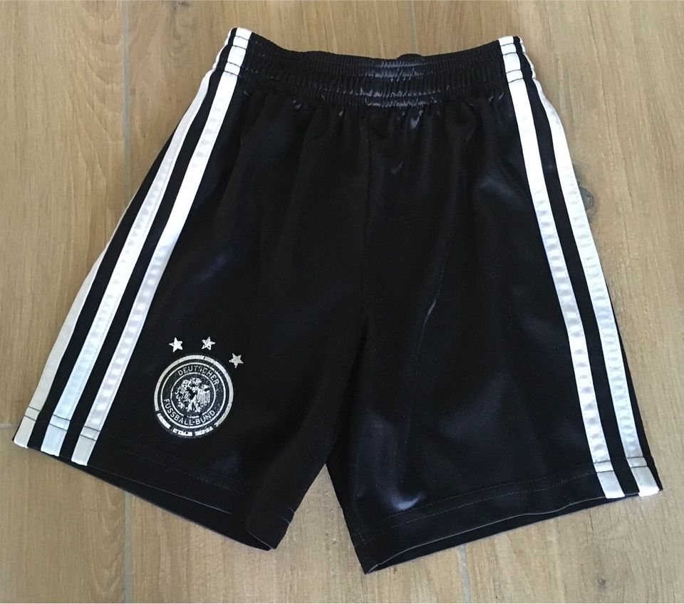 ❤️❤️❤️ Kurze Hose Gr. 98 Adidas schwarz Short in Feldkirchen-Westerham