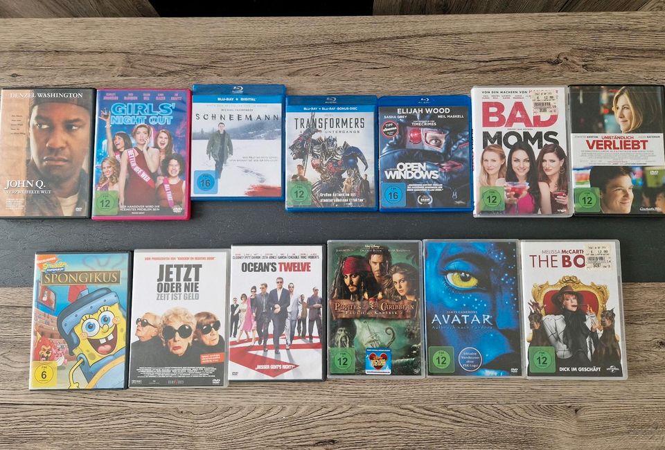 DVDs / Blu-rays - u.a. Schneemann, John Q, Bad Moms, Oceans 12 in Drochtersen