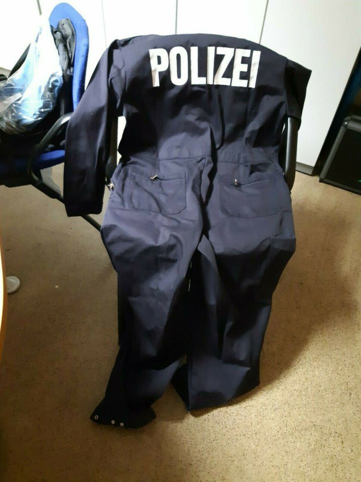 Overal  Aufschrift Polizei in Ziethen