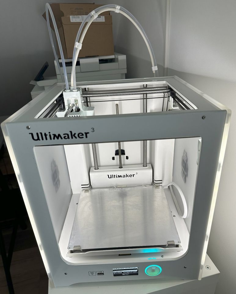 Ultimaker 3 3D Drucker mit viel Filament und Zubehör in Aurich