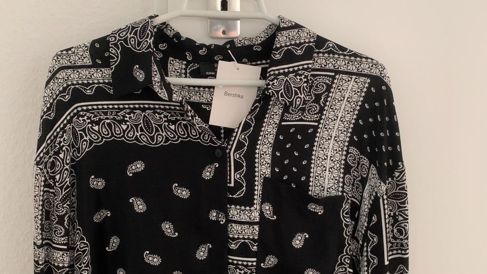 Bershka Bandana Pattern Paisley black and white long sleeve shirt in Düsseldorf