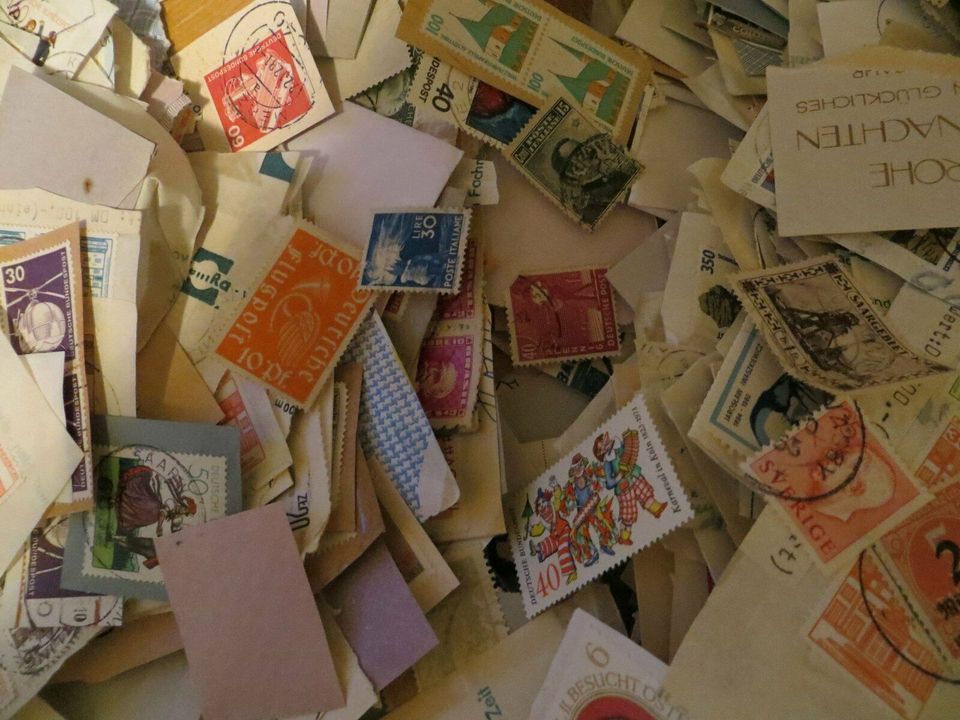 Schuhkarton mit Briefmarken gegen Gebot zu verkaufen in Ellwangen (Jagst)