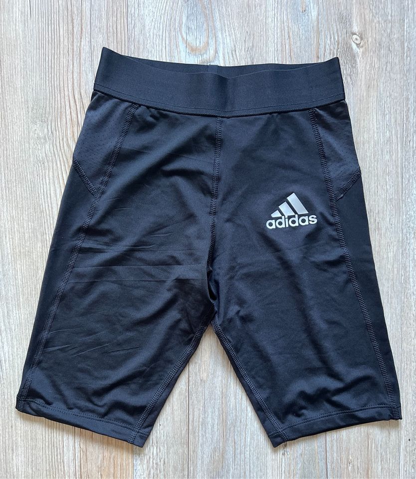 Adidas Techfit Hose in Bremen